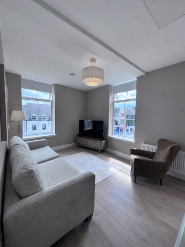 Stylish Town-Centre Apartment, Sleeps 4, Modern Luxury in the Heart of Portadown