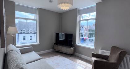 Stylish Town-Centre Apartment, Sleeps 4, Modern Luxury in the Heart of Portadown