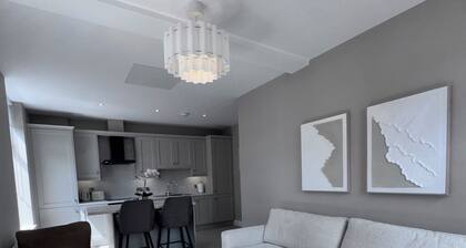 Stylish Town-Centre Apartment, Sleeps 4, Modern Luxury in the Heart of Portadown