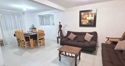House 5 minutes from the airport, Santa Fe, industrial area, covered porch, barbecue, and pet.
