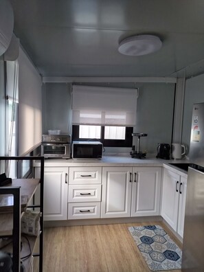 Private kitchen - Santa Maria Haven: Modern Coastal Tiny Home (Corio)