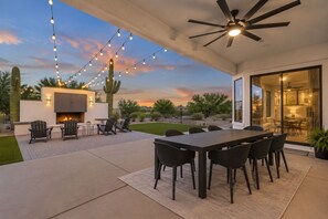 Outdoor seating for 8 to dine al fresco - New! Luxury Private Desert Retreat + 4 Beds + Hot Tub + Gated + 5 Horse Stalls (Scottsdale)