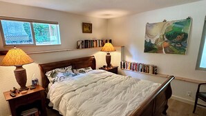 Room - Cozy couple's getaway near ferry terminal (Bainbridge Island)
