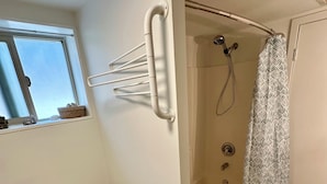 Bathroom - Cozy couple's getaway near ferry terminal (Bainbridge Island)