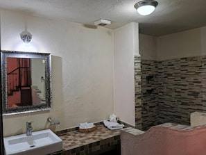 Tina, amenidades de baño gratuitas, toallas, jabón 