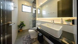 Shower, hair dryer, slippers, towels - Leona Biz Home (Amphoe Mueang)