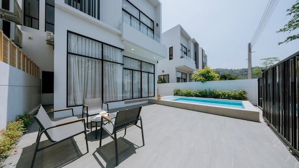 Leona Biz Home Pool Villa 206-H4 | Ruang tamu | 55 inci sebuah televisyen pintar dengan kabel 