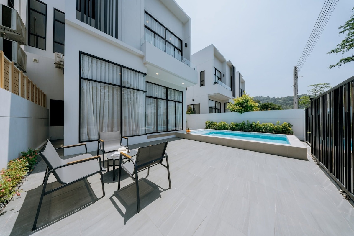 Leona Biz Home Pool Villa 206-H4 | Ruang tamu | 55 inci sebuah televisyen pintar dengan kabel 