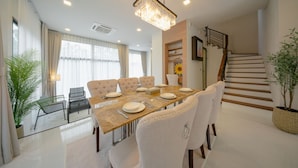 Premium Villa, 4 Bedrooms | Private kitchen - Leona Biz Home (Amphoe Mueang)