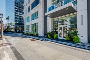Ein modernes Gebäude mit Glastür, auf der '100 PIER 4' steht.