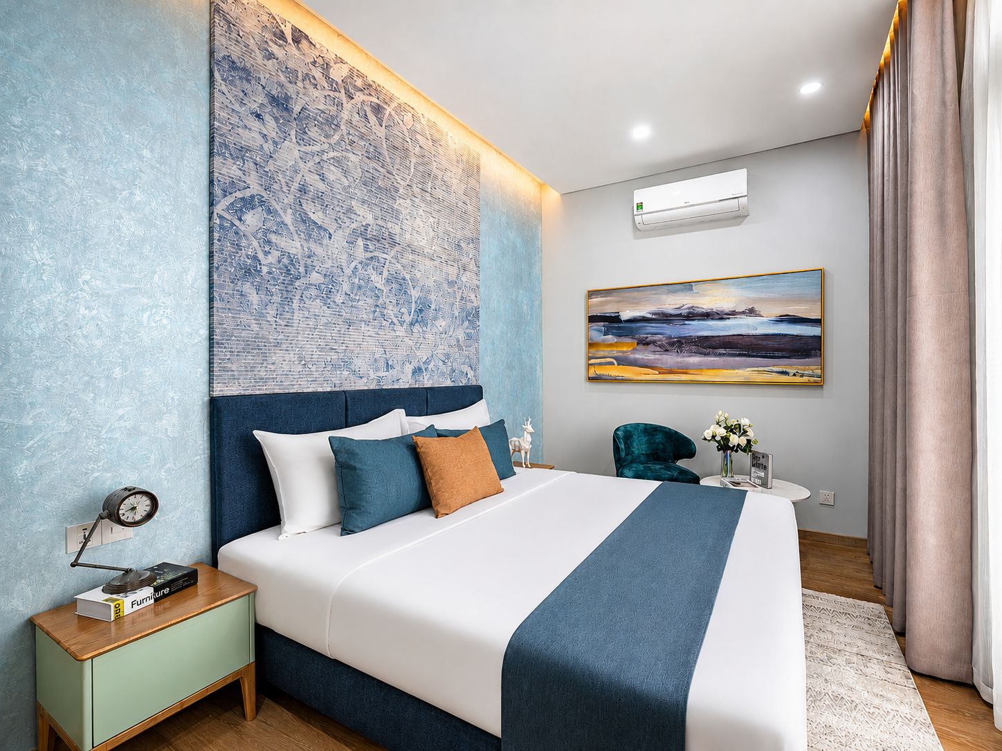 Un dormitorio moderno con una cama grande, una mesita de noche, aire acondicionado instalado en la pared, un cuadro y una silla.