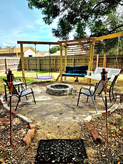 Spacious 4-bedroom in Quiet Bryan, Minutes from Texas A&M, Firepit, Big Backyard