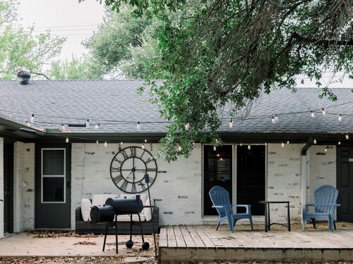 Spacious 4-bedroom in Quiet Bryan, Minutes from Texas A&M, Firepit, Big Backyard