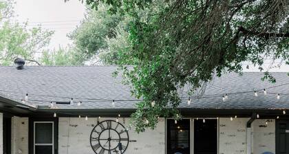 Spacious 4-bedroom in Quiet Bryan, Minutes from Texas A&M, Firepit, Big Backyard