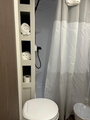 Bathroom - Cozy Grand Design RV Getaway Spot #4 –Rollover Bay sleep 5 (Bolivar Peninsula)