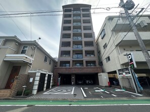 A multi-story parking garage with a clear entrance and exit. - goom Hotel Hakata Minoshima (Fukuoka City Hakata ku Minoshima)