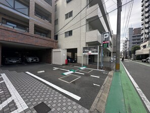 A parking garage entrance with a sign indicating parking rates. - goom Hotel Hakata Minoshima (Fukuoka City Hakata ku Minoshima)