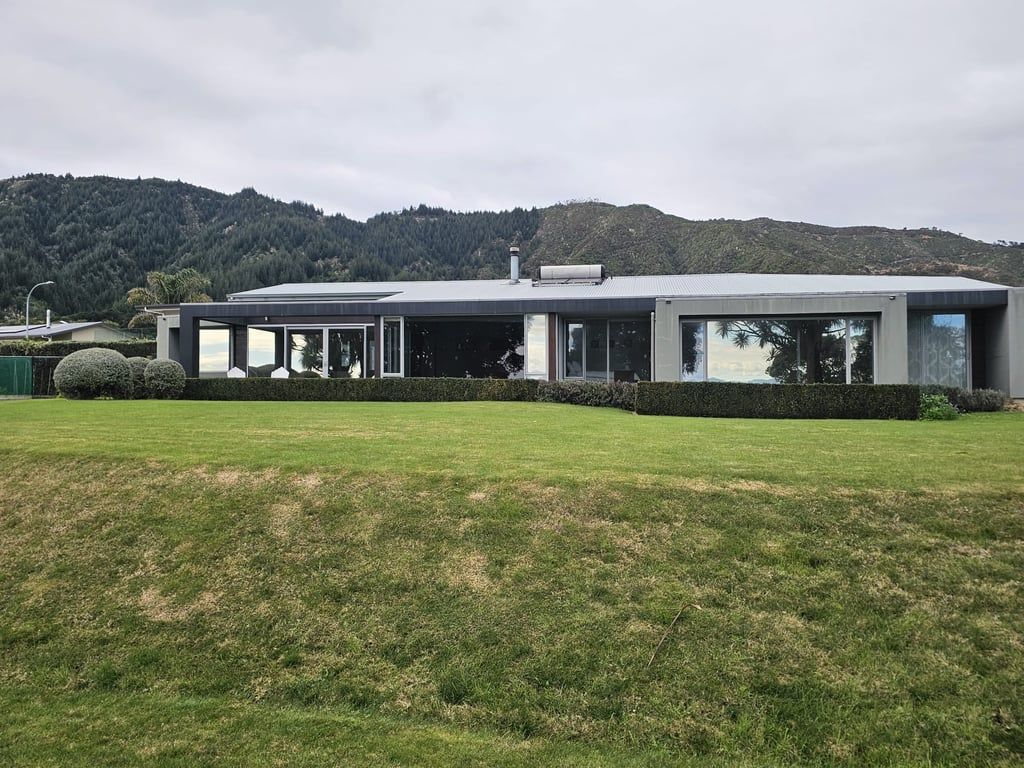 Un bâtiment moderne doté d’un toit plat, de grandes fenêtres et d’une pelouse bien entretenue.