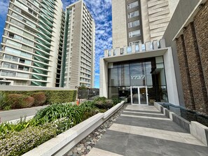 Exterior - Cozy 1 bedroom apartment with a sea view + heated pool + parking in Reñaca. (Viña del Mar)