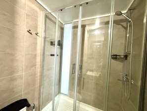 Bathroom - Cozy 1 bedroom apartment with a sea view + heated pool + parking in Reñaca. (Viña del Mar)