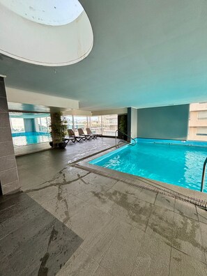 Pool - Cozy 1 bedroom apartment with a sea view + heated pool + parking in Reñaca. (Viña del Mar)
