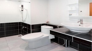 A modern bathroom with a toilet, bidet, and sink. - Baan I Inspire (Mueang Phrae District)