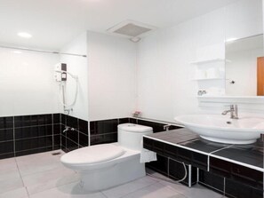 A modern bathroom with a toilet, bidet, and sink. - Baan I Inspire (Mueang Phrae District)