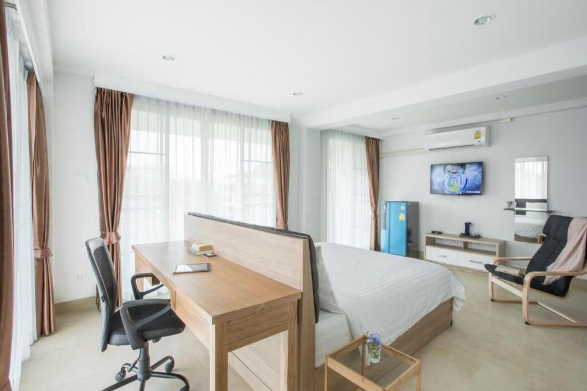 Deluxe Room | Desk, free WiFi, bed sheets