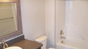 Bathroom - Beautiful 3-bedroom house with hot tub in charming Billings (Billings)