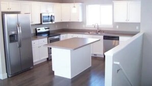 Private kitchen - Beautiful 3-bedroom house with hot tub in charming Billings (Billings)