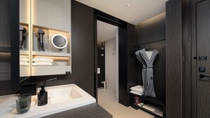 A modern bathroom with a large mirror, a sink, and a towel rack. - Atour Hotel Dalian Xinghai Gaorji Road (Dalian)