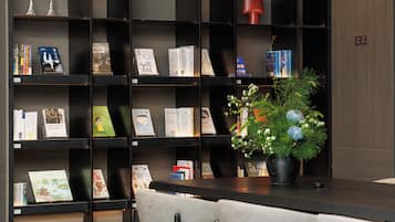 Una estantería con libros y una planta decorativa.