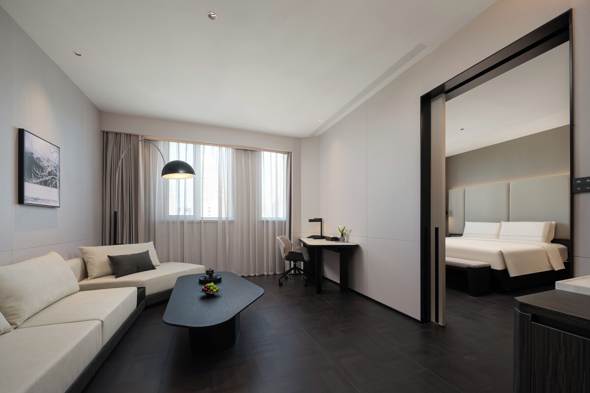 ห้องสวีท | โต๊ะทำงาน, พื้นที่ทำงานแบบใช้แล็ปท็อป, Wi-Fi ฟรี, ผ้าปูที่นอน