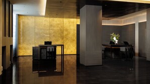 A modern reception area with a reception desk, seating, and a decorative plant. - Atour Hotel Dalian Xinghai Gaorji Road (Dalian)