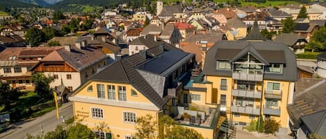 Zona residencial con casas, una iglesia y montañas al fondo.