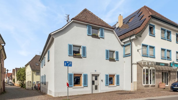A two-story building with a white facade, blue shutters, and a tiled roof. - Modern group house in the center of Herbolzheim (Herbolzheim)