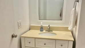 Bathroom - Cozy studio with great view in fabulous Waikiki (Honolulu)