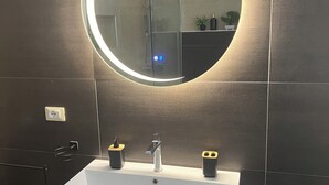 Superior Quadruple Room | Bathroom - Il nobile Soggiorno  (Reggio Calabria)