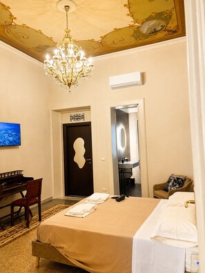 Superior Quadruple Room | Meja, ruang kerja komputer riba, Wi-fi percuma 
