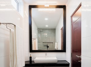 Standard Double Room | Bathroom | Towels, soap, shampoo, toilet paper - Handhu Runbaa Inn (Dhangethi)