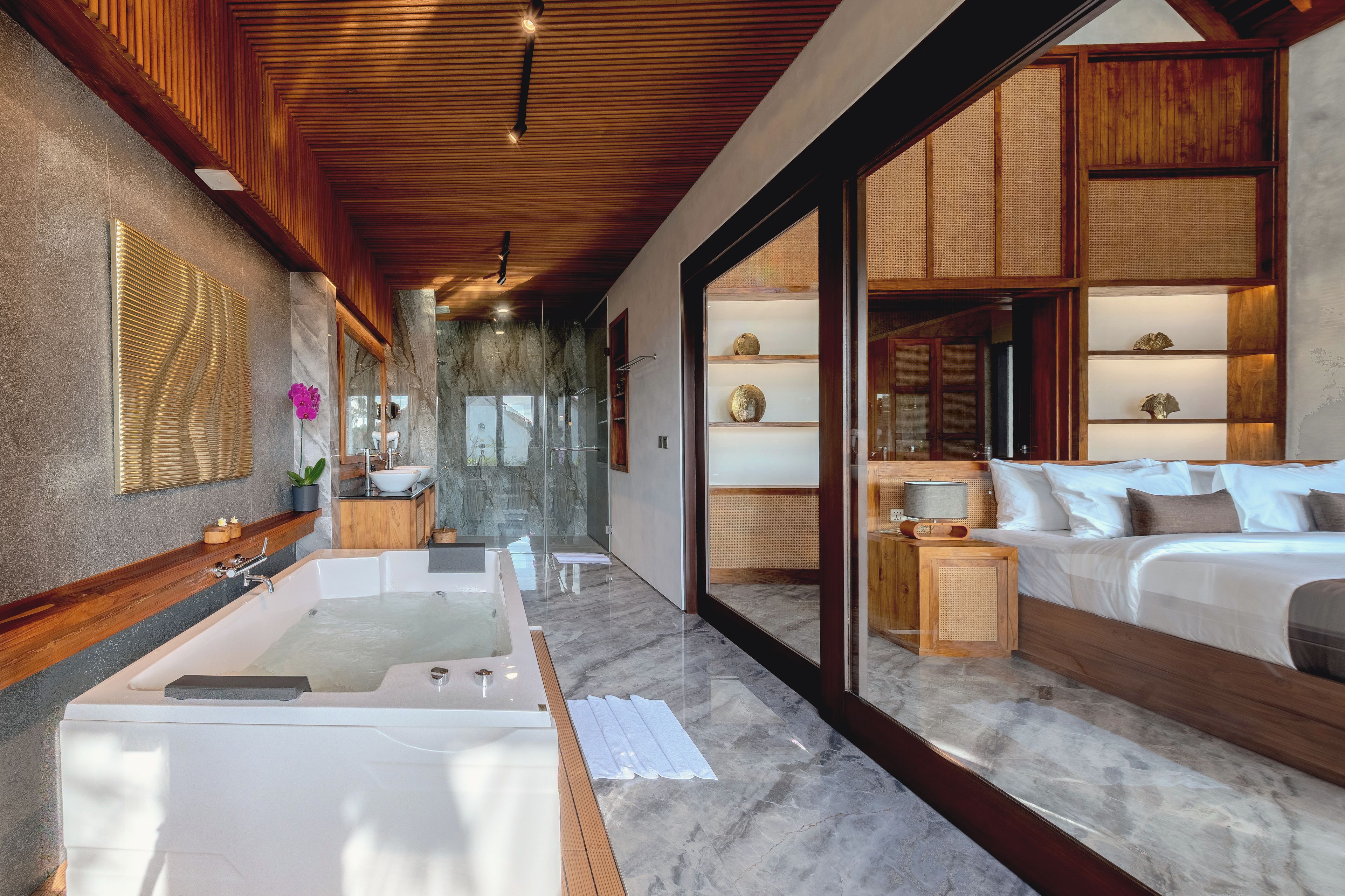 Un baño moderno con una bañera grande, ducha y tocador.