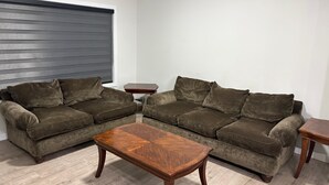 Ein Wohnzimmer mit zwei Sofas, einem Couchtisch und einem kleinen Beistelltisch.