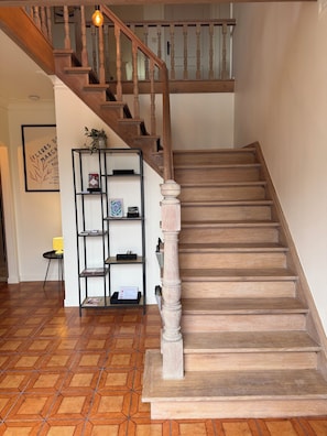 A wooden staircase with a handrail, leading to an upper floor. - Maison François: a vacation home for a carefree stay surrounded by nature near Bruges (Oostkamp)
