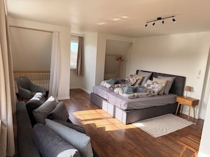 A modern bedroom with a bed, bedside table, and a view of the outside. - Maison François: a vacation home for a carefree stay surrounded by nature near Bruges (Oostkamp)