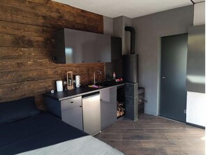 Room - Mountain Wooden Cabin, Wood-Burning Stove, Hot Tub & Compete privacy (Municipality of Bitola)