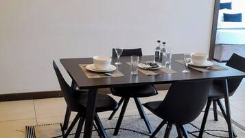 Apartment, 2 Bedrooms, Accessible, Smoking | Dining room