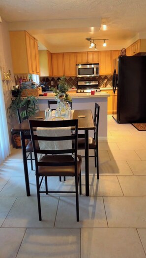 Unclassified image, 4 of 15, button - Gorgeous 3-bedroom house with AC in charming Eugene (Eugene)