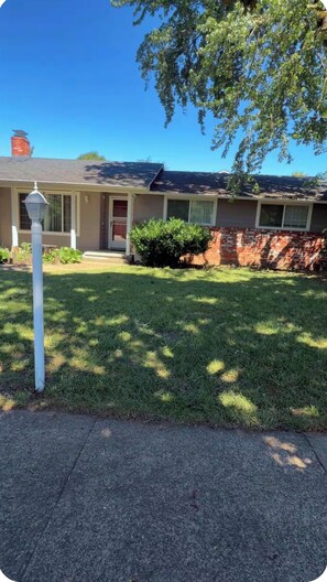Unclassified image, 2 of 15, button - Gorgeous 3-bedroom house with AC in charming Eugene (Eugene)