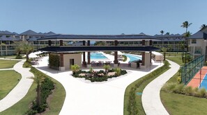Un complexe hôtelier doté d’une piscine, d’espaces de détente couverts et d’un jardin aménagé.