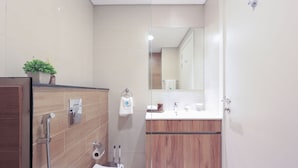Classic Apartment, Balcony, Canal View | Bathroom - Bloomfields 1BR in Al Maryah Vista (Abu Dhabi)